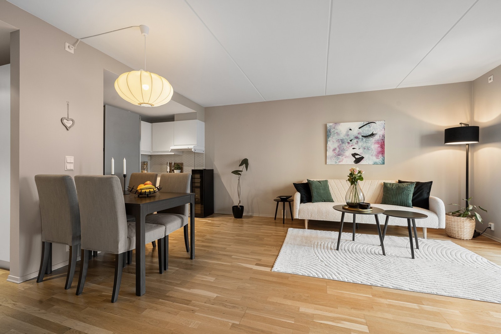 Dette er en sosial bolig hvor stue/spisestue er samlet i et åpent rom med åpen løsning til kjøkkenet. Galleribilde