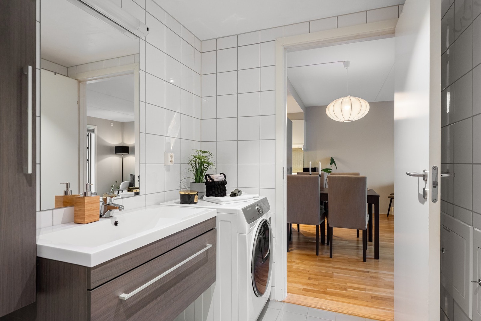 Badet har moderne innredning og opplegg for vaskemaskin. Galleribilde