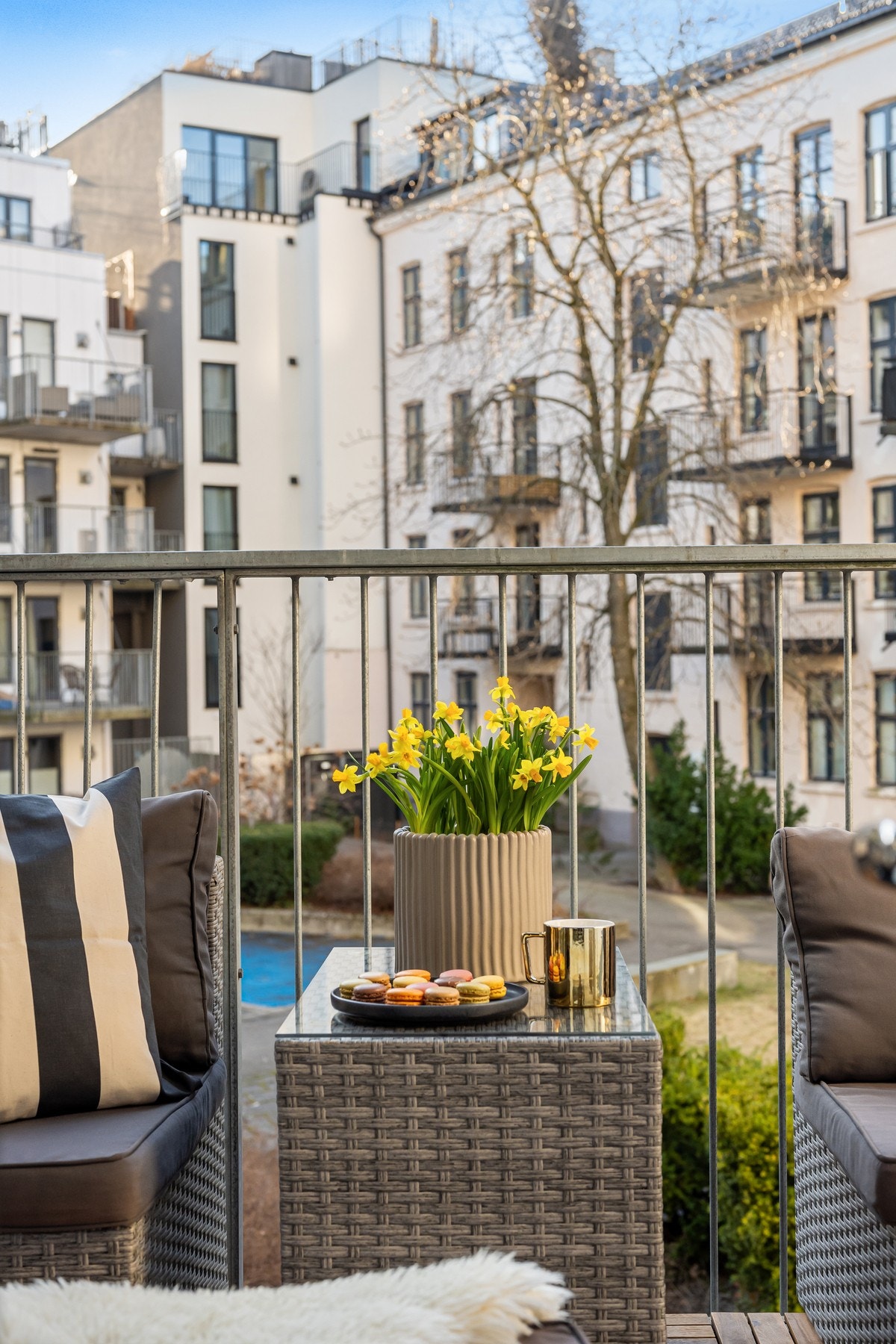 Balkongen vender inn mot den stille bakgården. Galleribilde