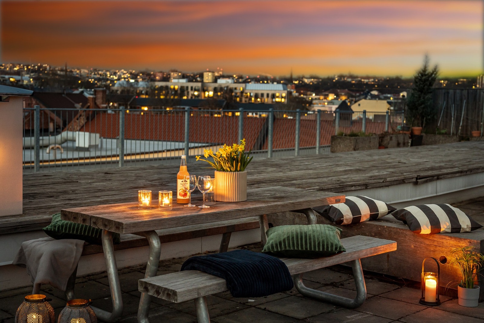 Med lykter og pledd blir det ikke noe mindre hyggelig her når mørket senker seg. Galleribilde