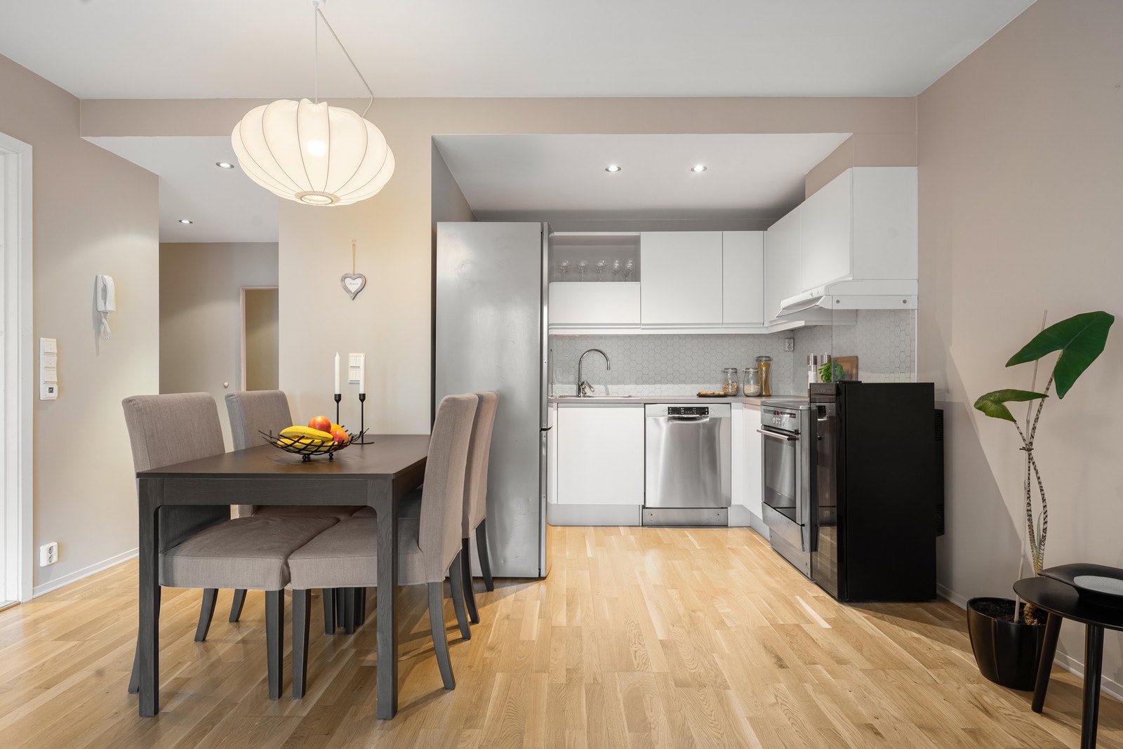 Det er god plass til venner rundt spisebordet. Galleribilde