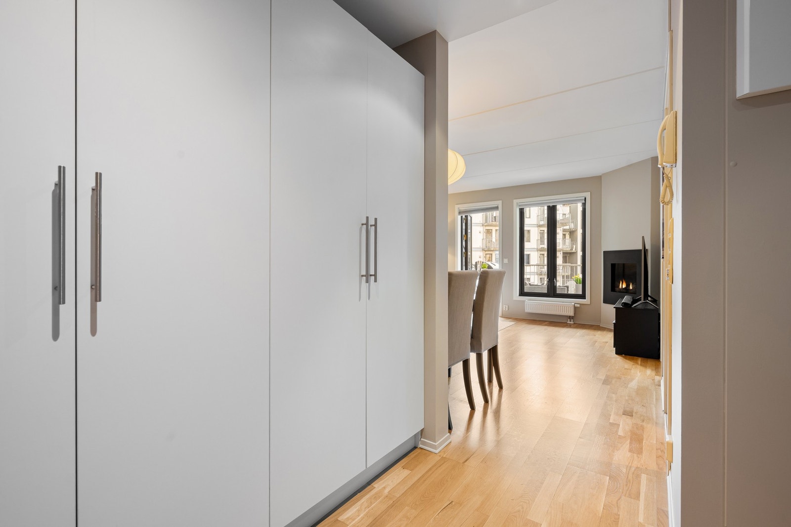 Det første som møter oss i leiligheten er en romslig gang med to doble garderobeskap. Galleribilde