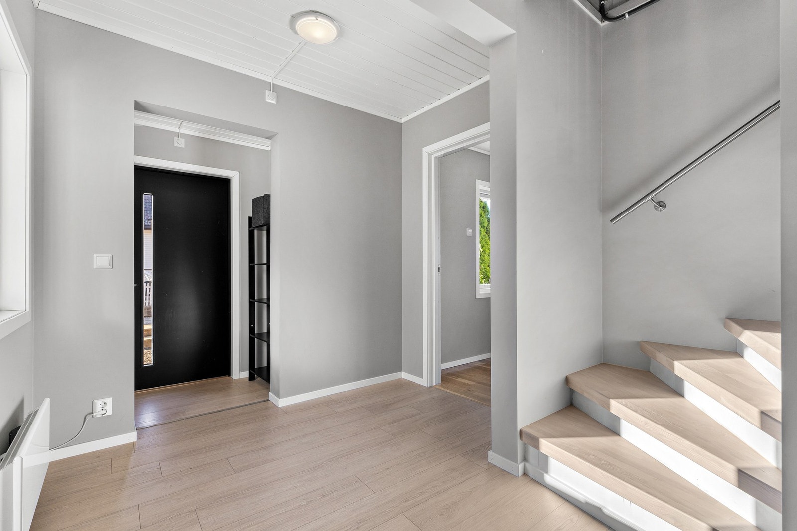 Lys og pen entré med fin plass til oppbevaring av yttertøy og sko Galleribilde