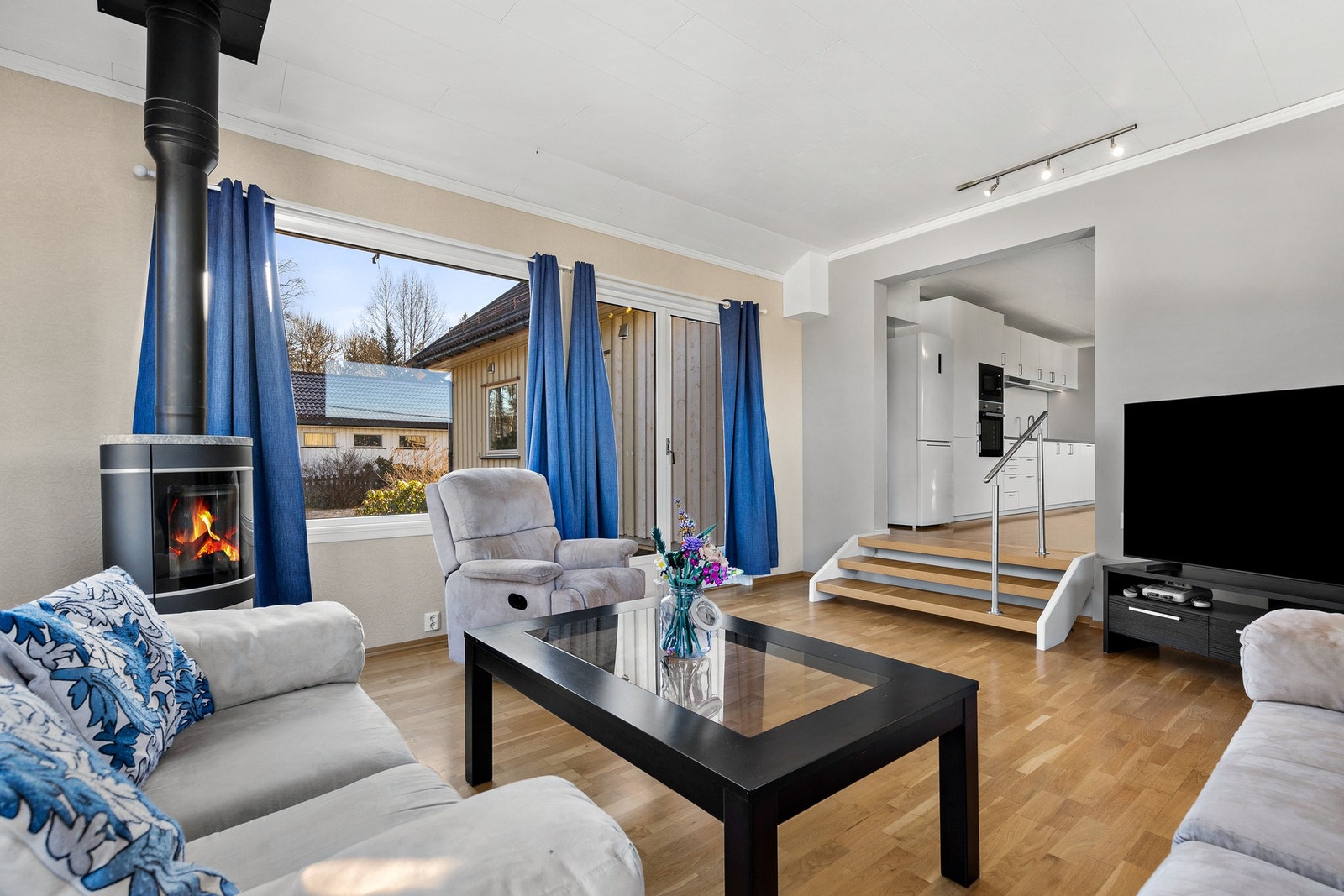 Fra hovedstuen og kjøkken er det tilgang til et ekstra oppholdsrom som passer perfekt som TV-stue Galleribilde