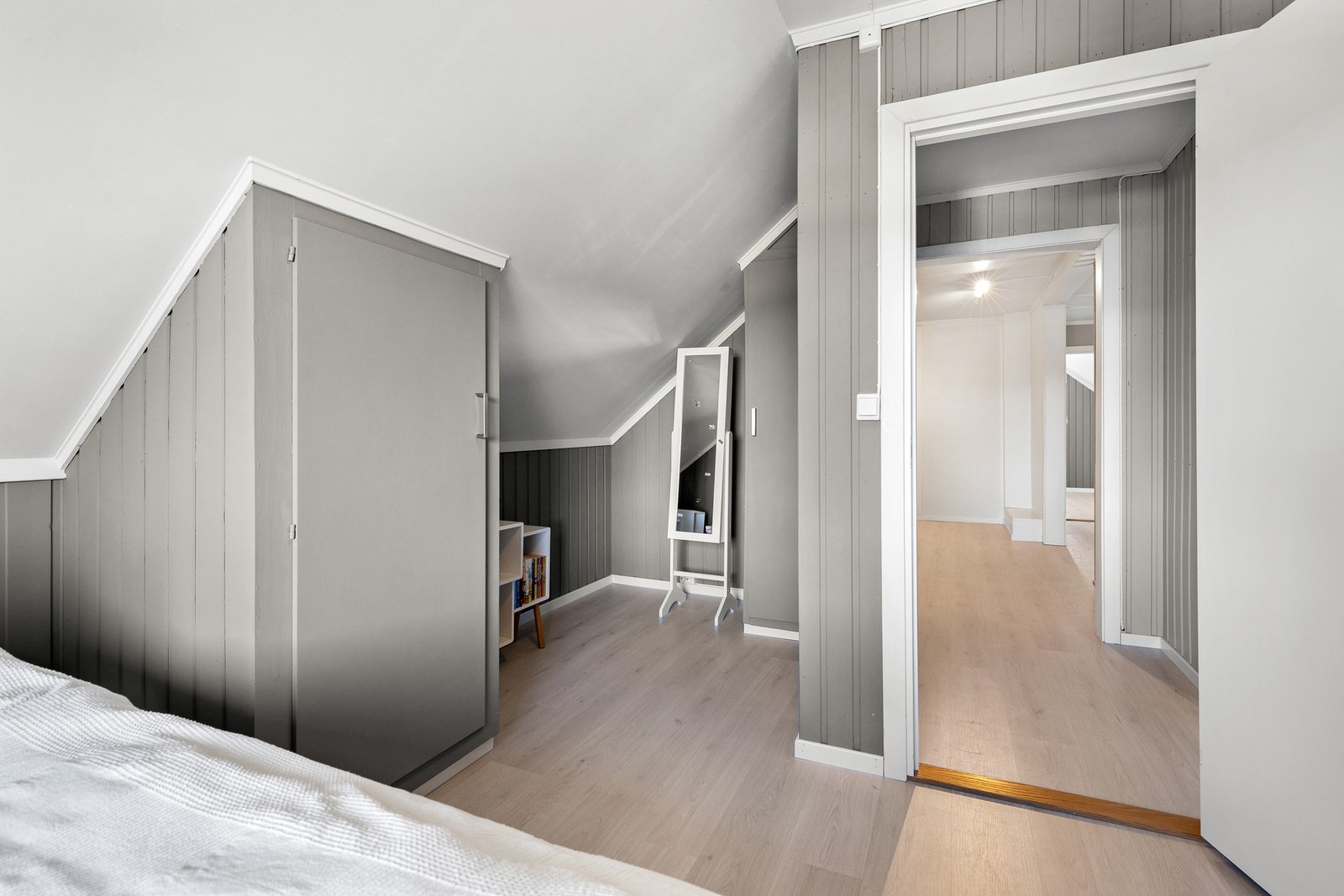 Fin lagringsplass i flere plassbygde skap Galleribilde