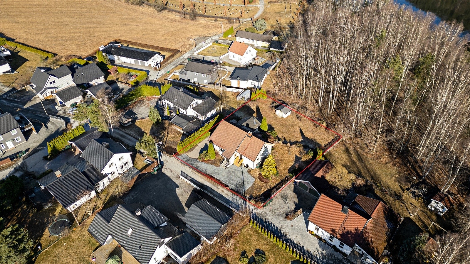 Boligen har en stor tomt på hele 1,3 mål Galleribilde