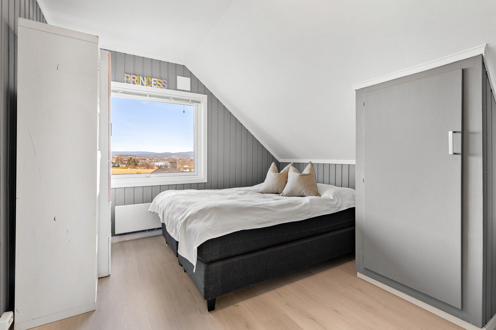 Soverom 2 med laminat på gulv og panel på vegger Galleribilde