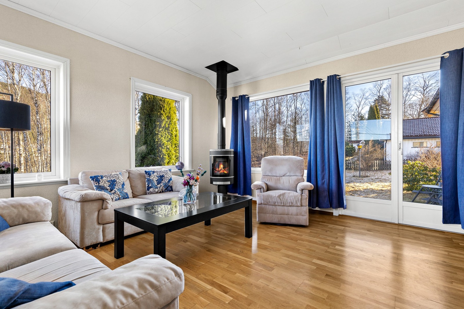 Rommet har en moderne peisovn og det er utgang til uteområdet Galleribilde