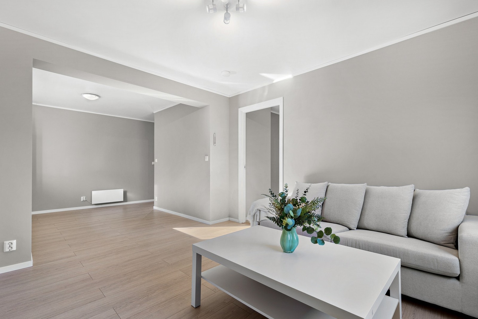 Det er fin plass til både sofa, tv-møblement og et spisebord Galleribilde