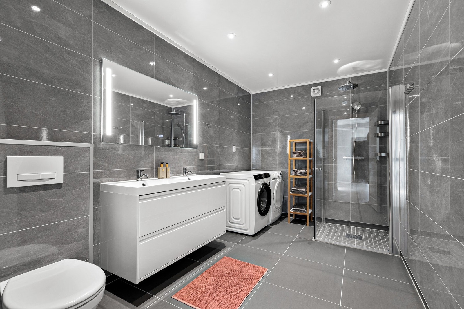 Delikat bad fra 2024 med flislagt gulv med varme. Veggene er kledd med våtromsplater, og himlingen har malt slett flate med downlights Galleribilde