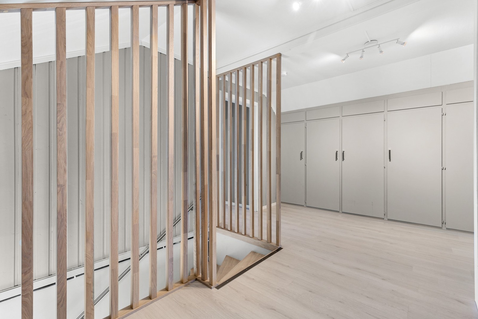 Boligen har svært god lagringsplass i flere kott og knevegger i 2. etasje Galleribilde