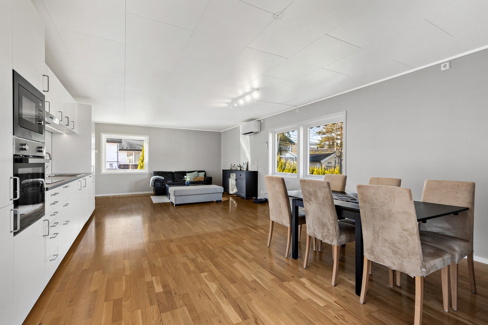 Rommet har fin plass til både sofa og spisegruppe, og det er montert en praktisk varmepumpe Galleribilde