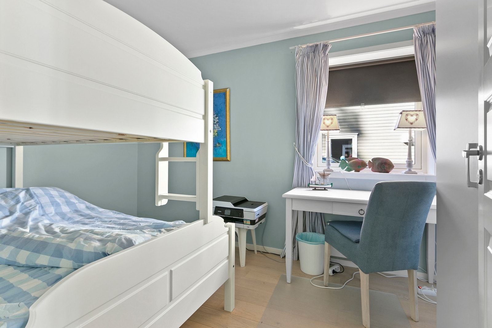 Soverom 2 er også av god størrelse, med plass til både gjester og hjemmekontor. Galleribilde