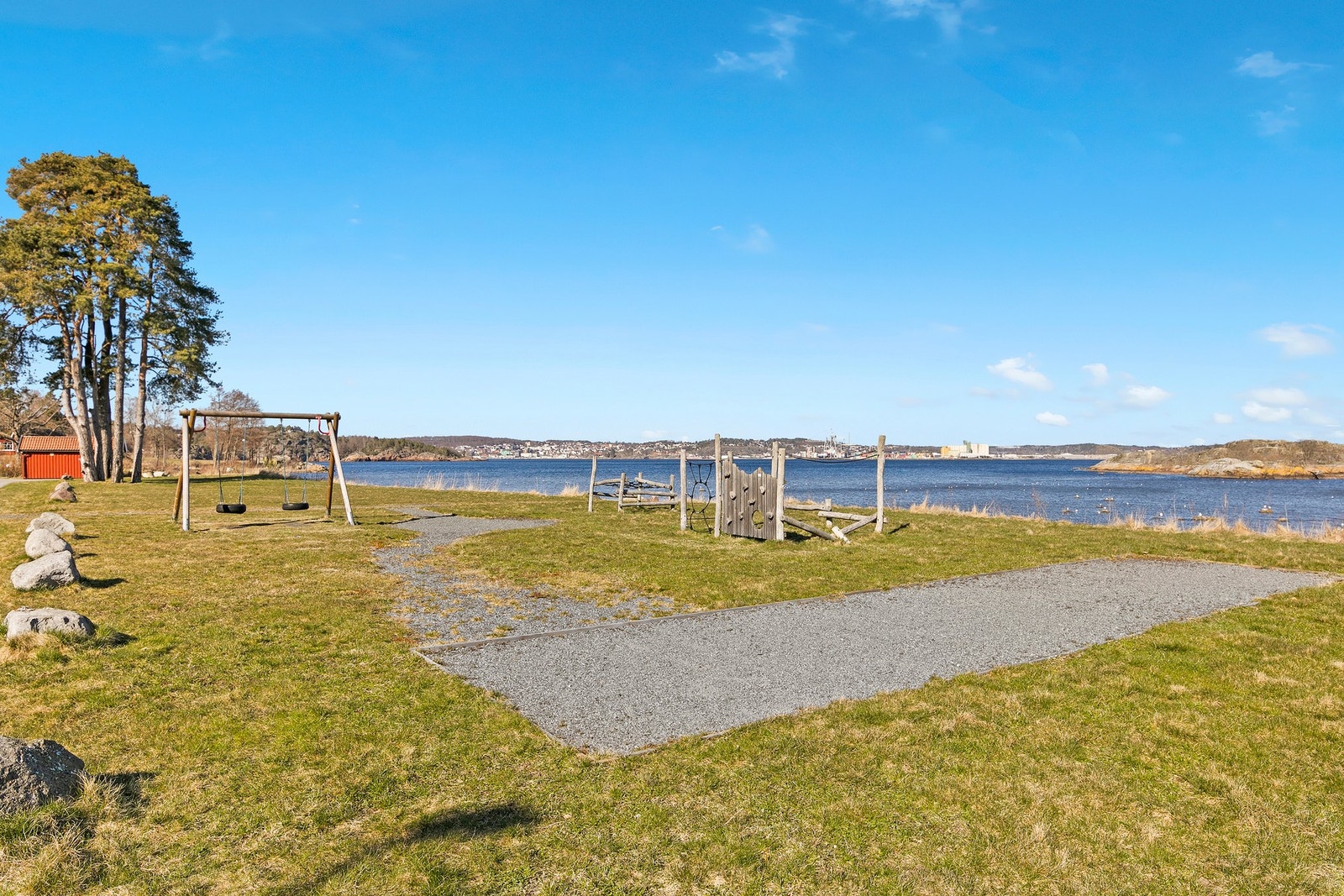 Fin nærlekeplass ved stranda - ypperlig for å aktivisere de minste. Galleribilde