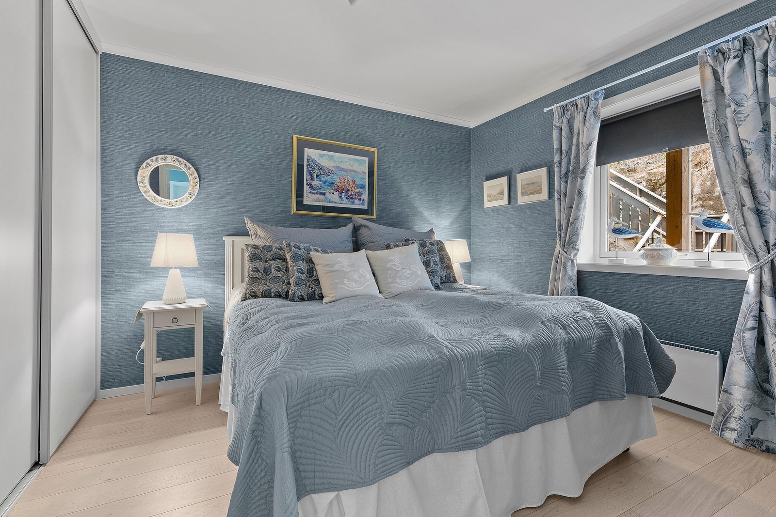 Romslig og svalt hovedsoverom med praktisk garderoberekke til venstre i bildet. Galleribilde