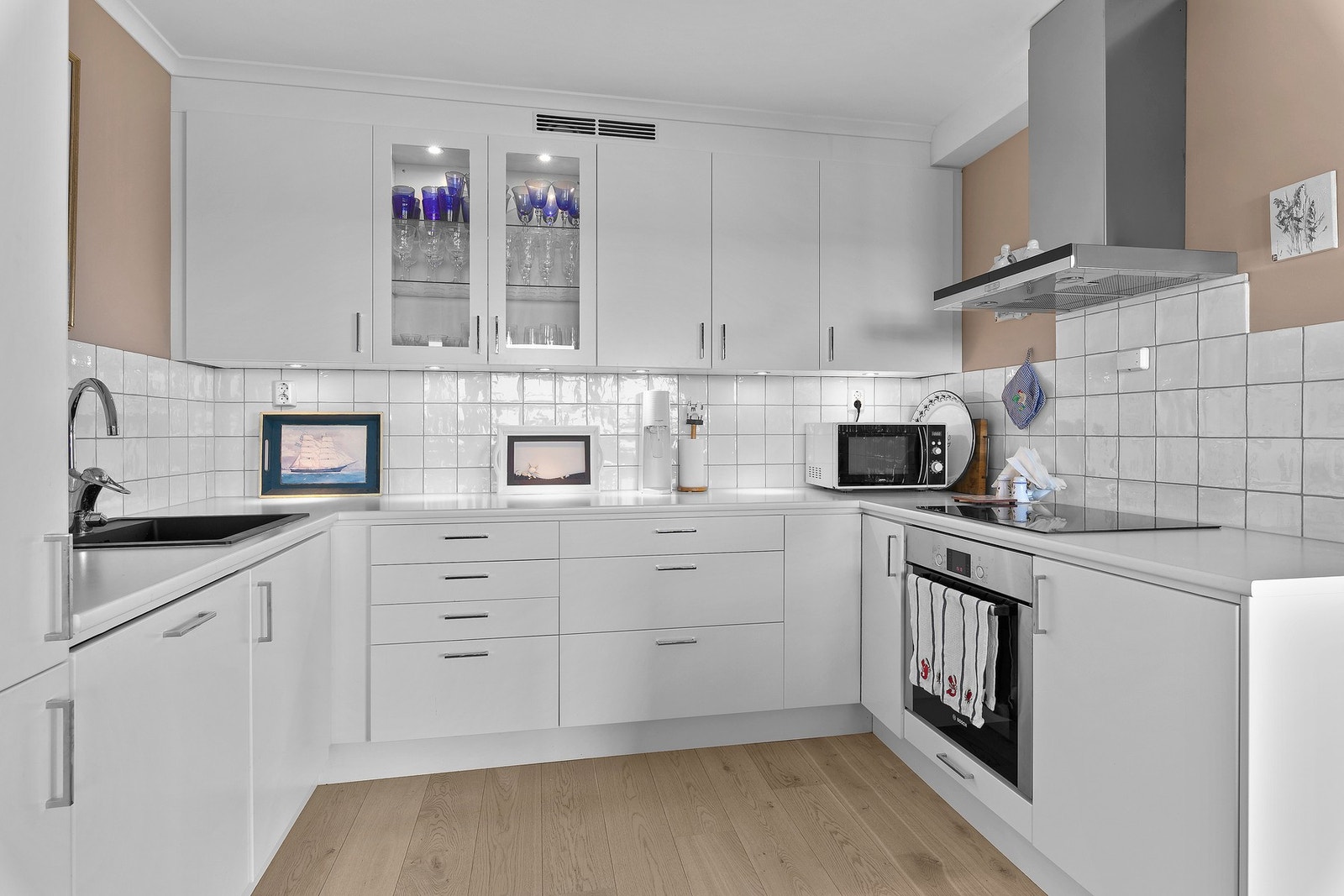 Kjøkkenet er utstyrt med integrert kjøl/frys, oppvaskmaskin, ovn og platetopp. Det er montert komfyrvakt og automatisk vannstopper. Galleribilde