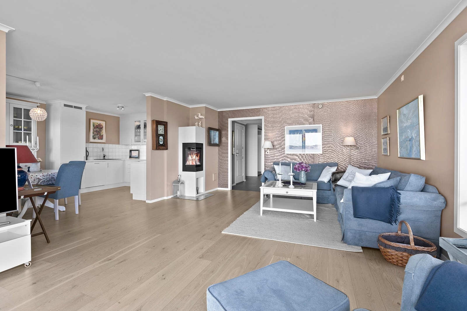 Stuen ligger i delvis åpen løsning til kjøkkenet som gir et stort og sosialt rom. Galleribilde