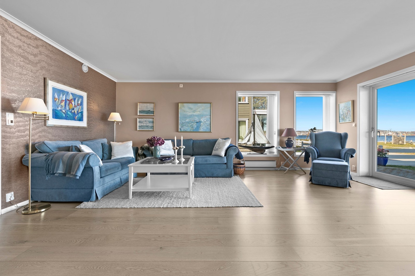 Med moderne enstavs-parkett på gulv og slette vegger får du et moderne uttrykk på leiligheten. Galleribilde