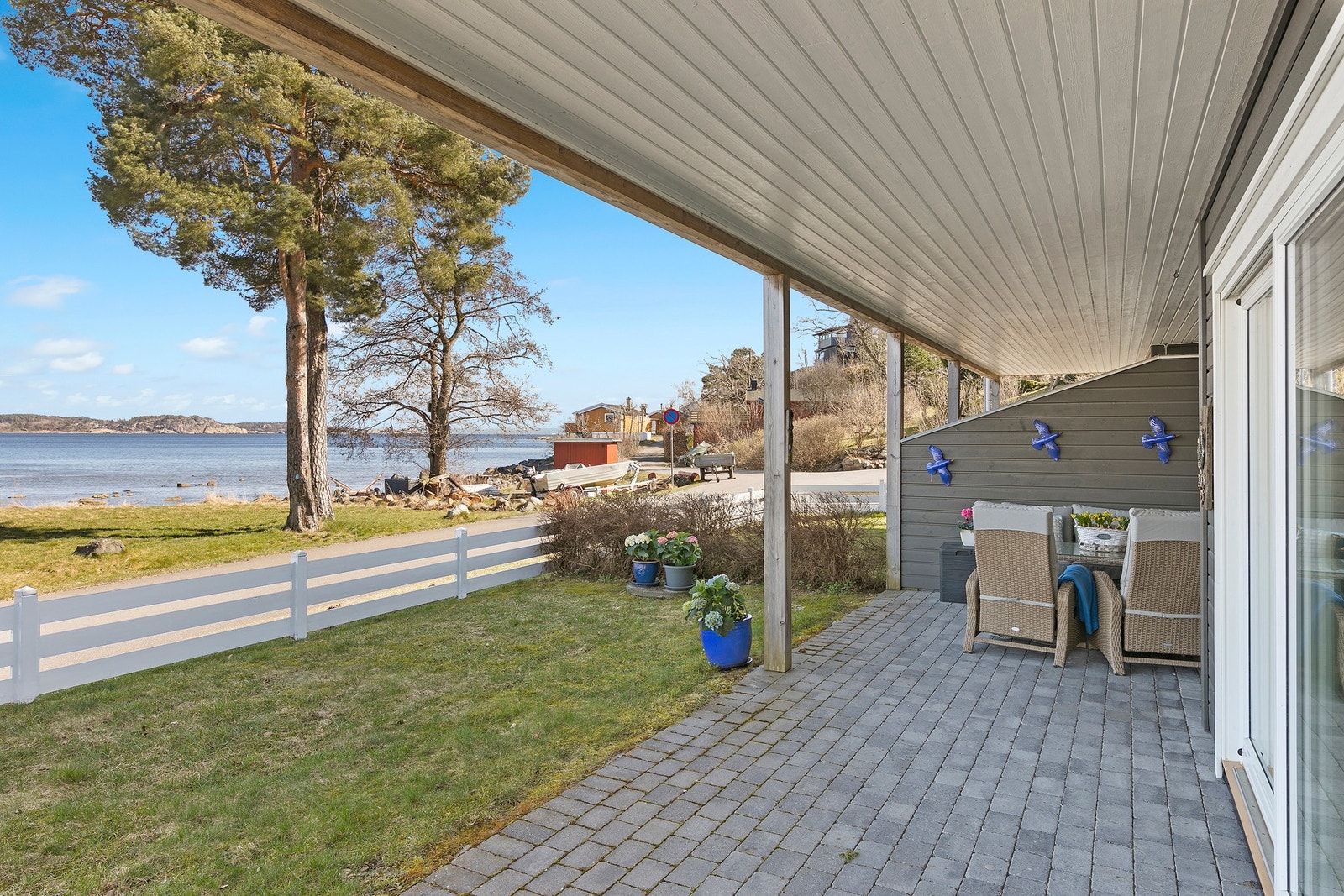 Levegg mot naboen som bidrar til en skjermet uteplass. Galleribilde