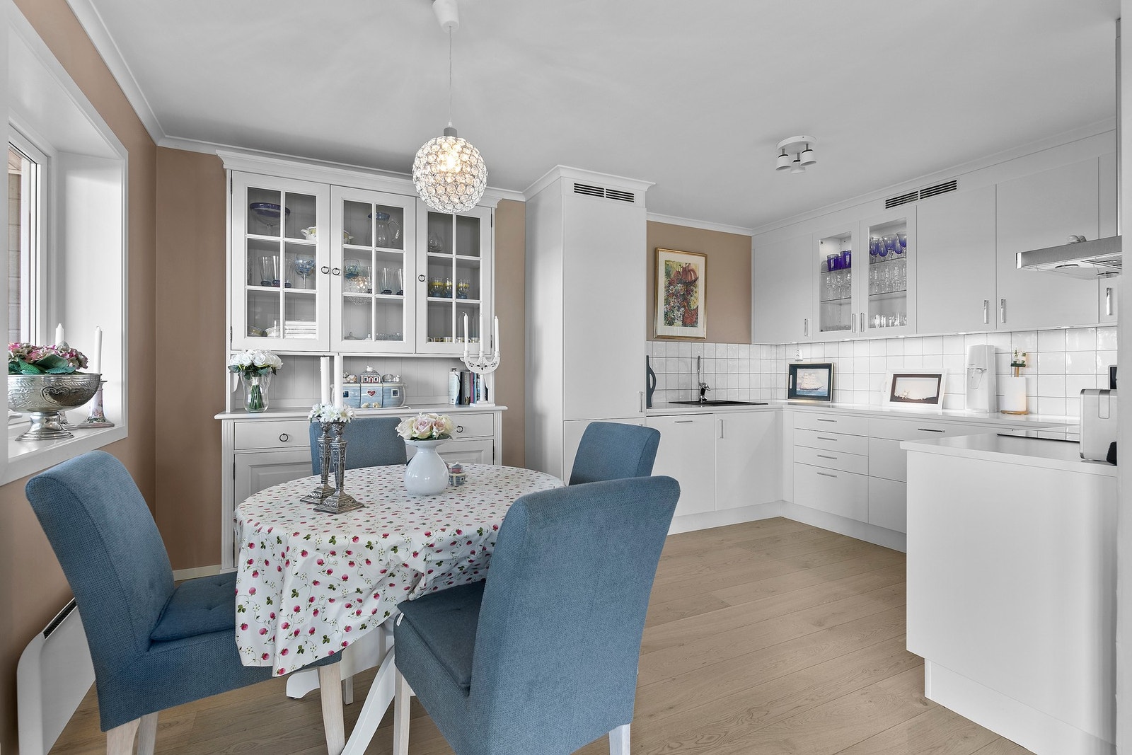 Lyst og pent kjøkken med takhøy innredning, samt fliser mellom over- og underskap. Galleribilde