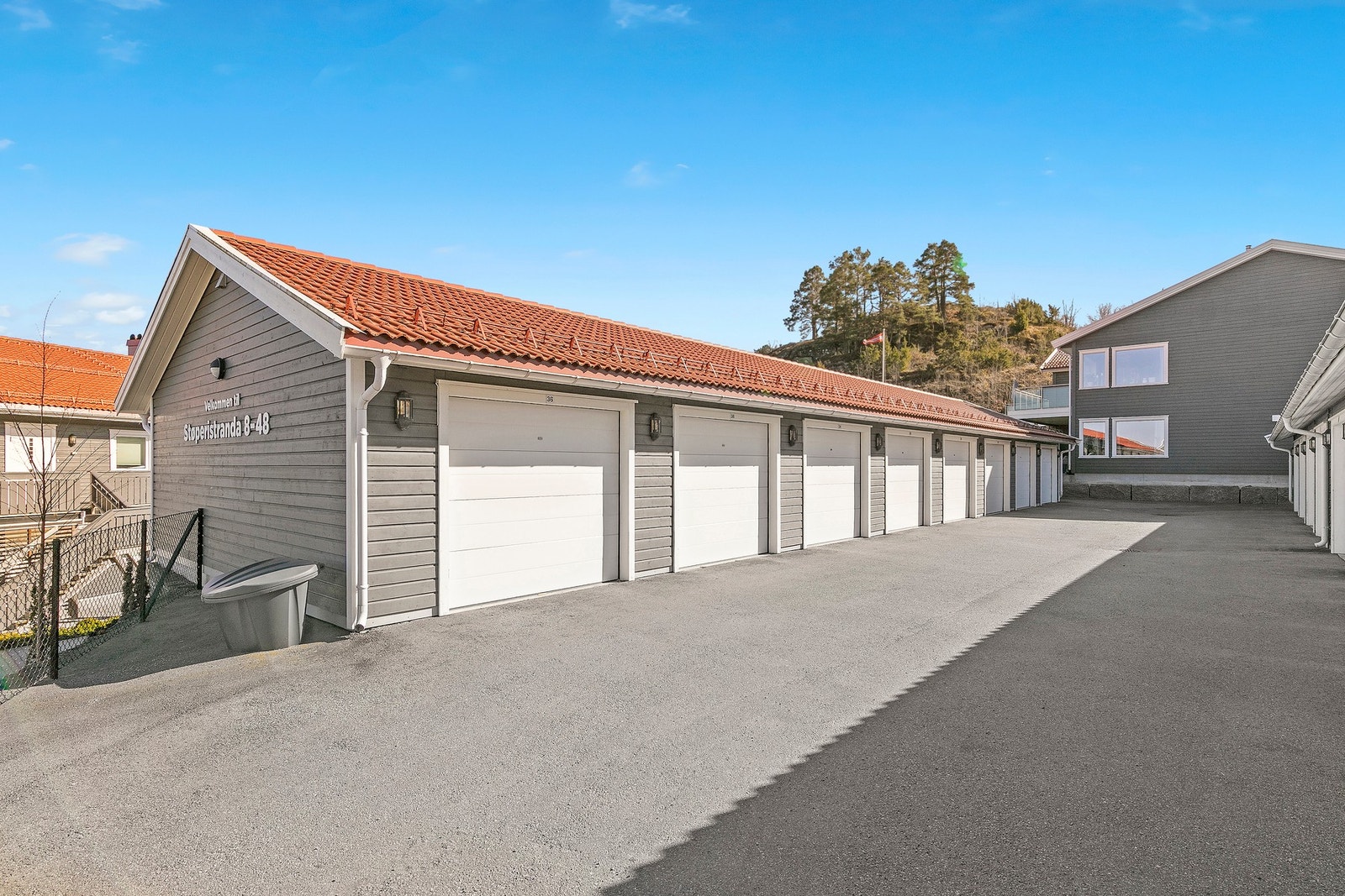 Med leiligheten følger biloppstillingsplass i garasjerekke. Det er montert el-billader på ytterveggen ved leiligheten. Galleribilde