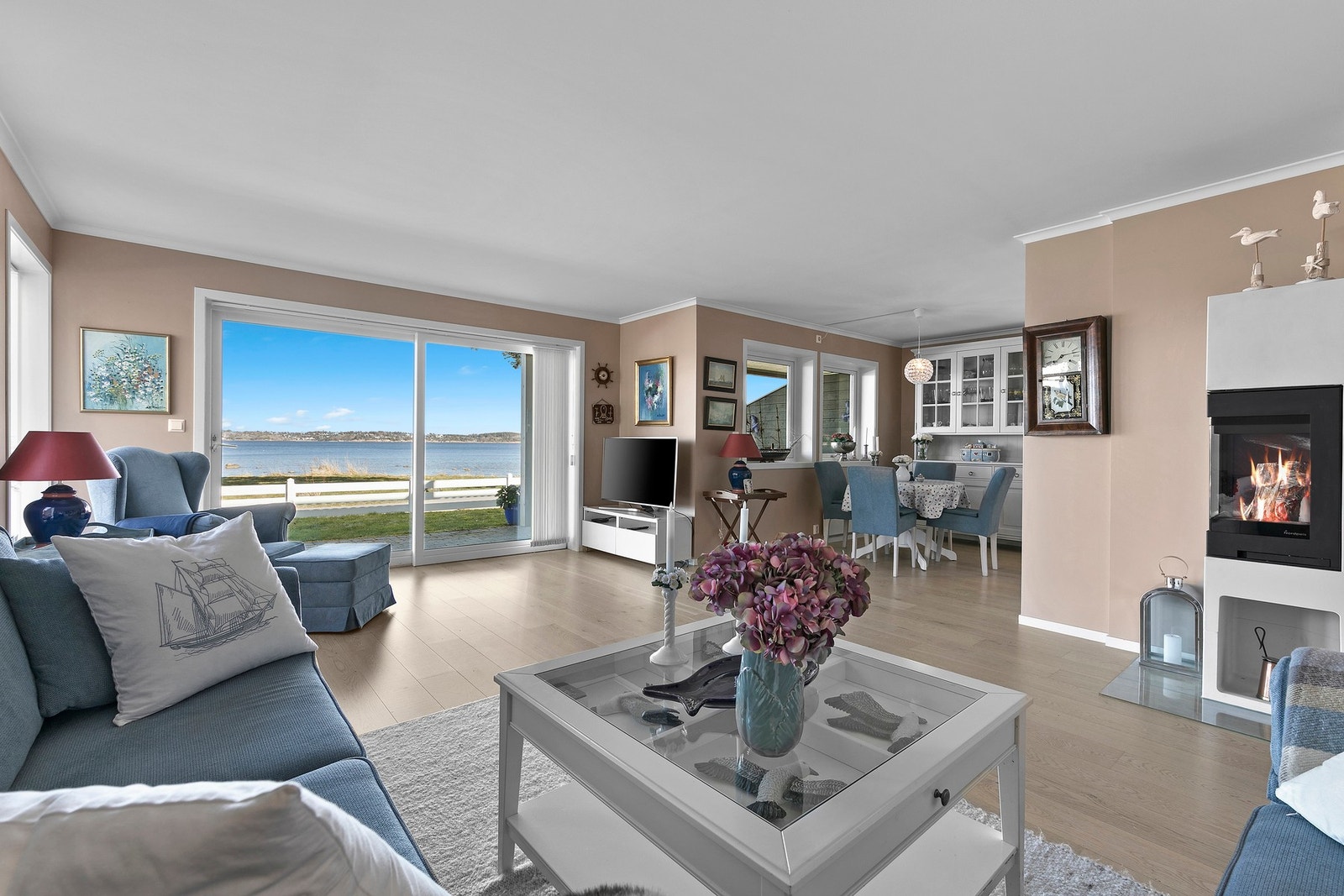 Velkommen til Støperistranda 44 - presentert av Martin Sundet v/EIE eiendomsmegling! Galleribilde