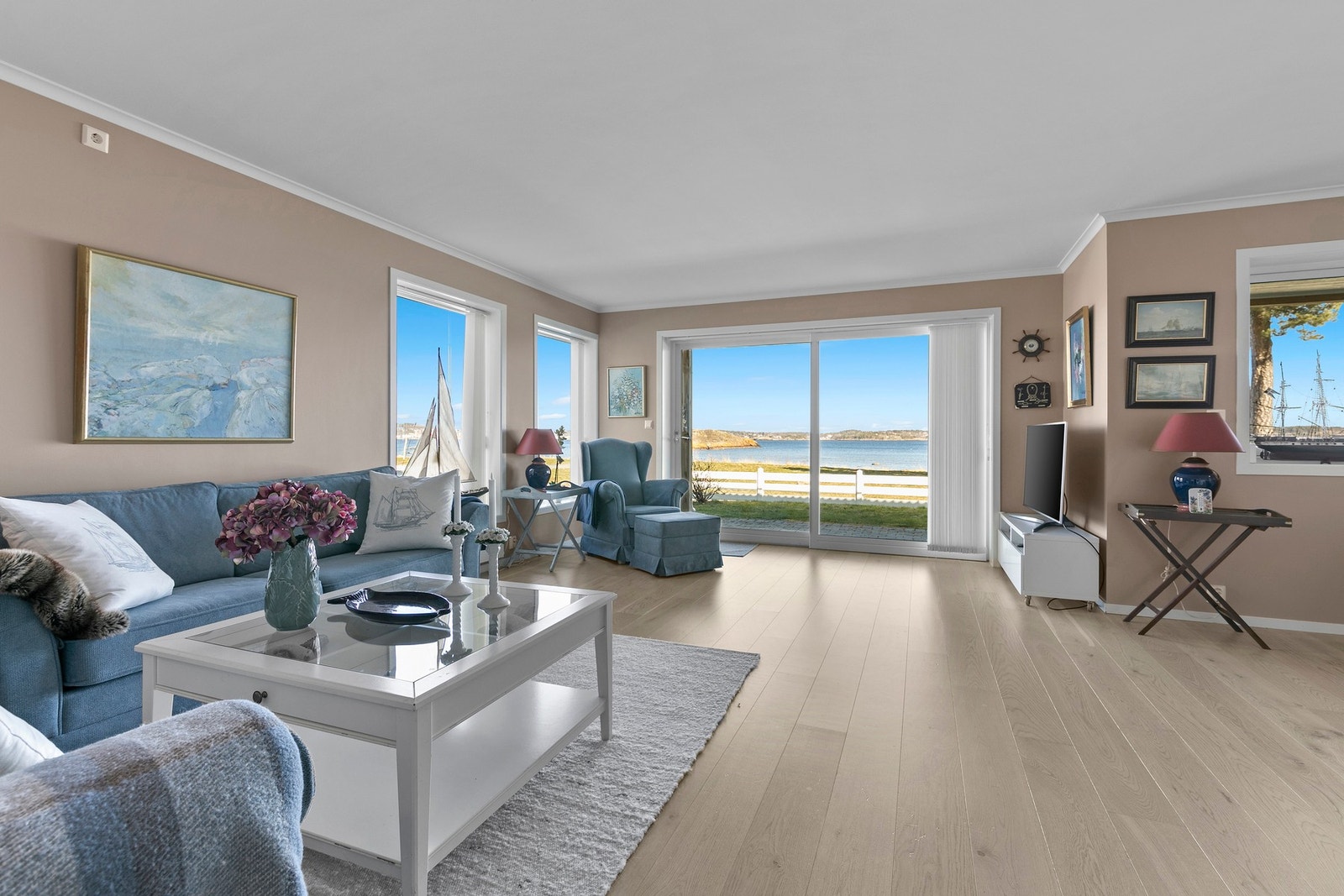 Boligen fremstår pent brukt, og holder god standard siden byggeår. Galleribilde