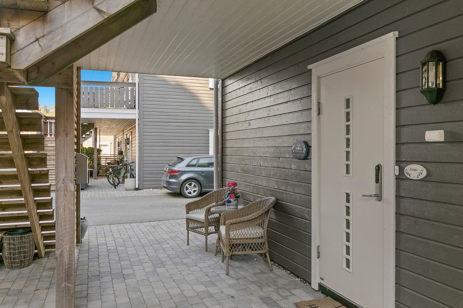 På baksiden av leiligheten har du i tillegg en lun uteplass ved det hyggelige inngangspartiet. Galleribilde