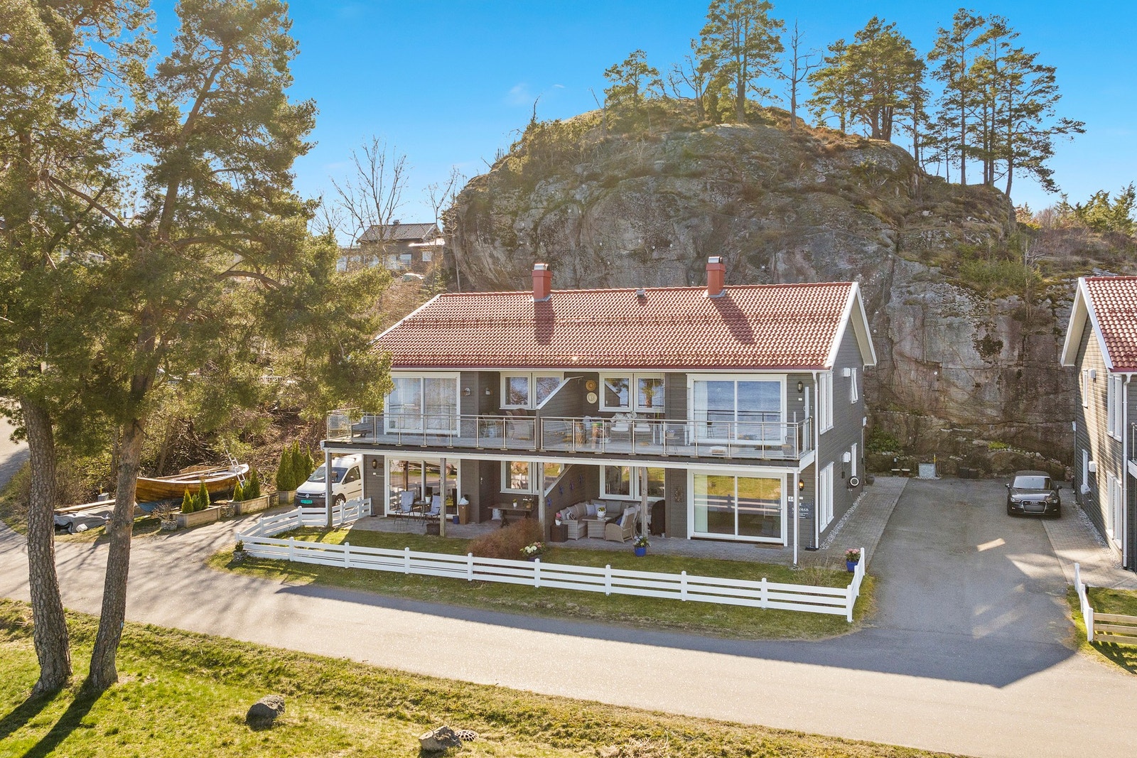 Eiendommen ligger midt mellom Stavern og Larvik, ca 3 km i luftlinje unna. Galleribilde