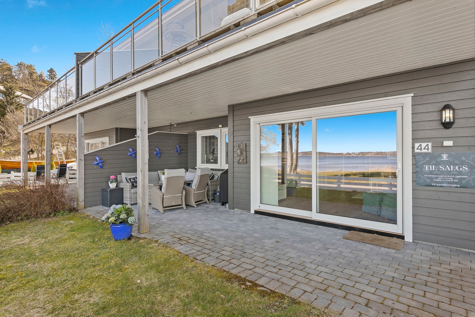 Fra stuen er utgang til takoverbygd og steinlagt uteplass. Galleribilde