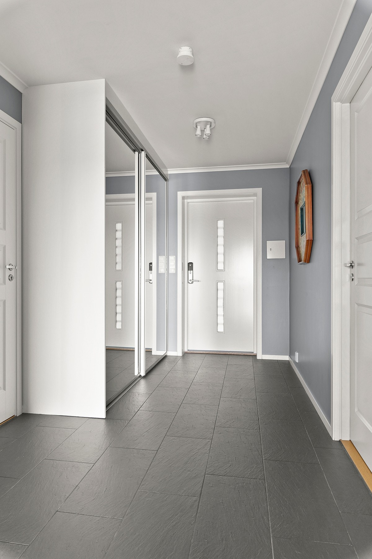 Romslig entré med varmekabler og fliser på gulv. Galleribilde