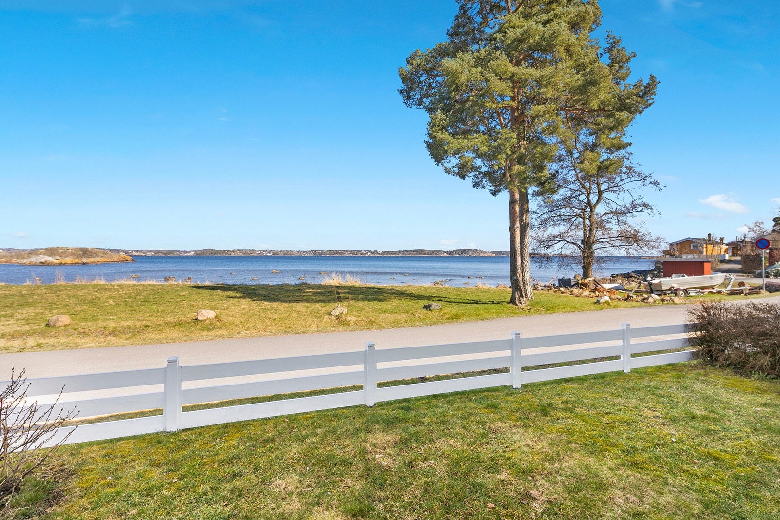 Her er det bare å slenge et håndkle over skulderen, ta på tøflene, og rusle ned til stranda for et deilig morgenbad! Galleribilde