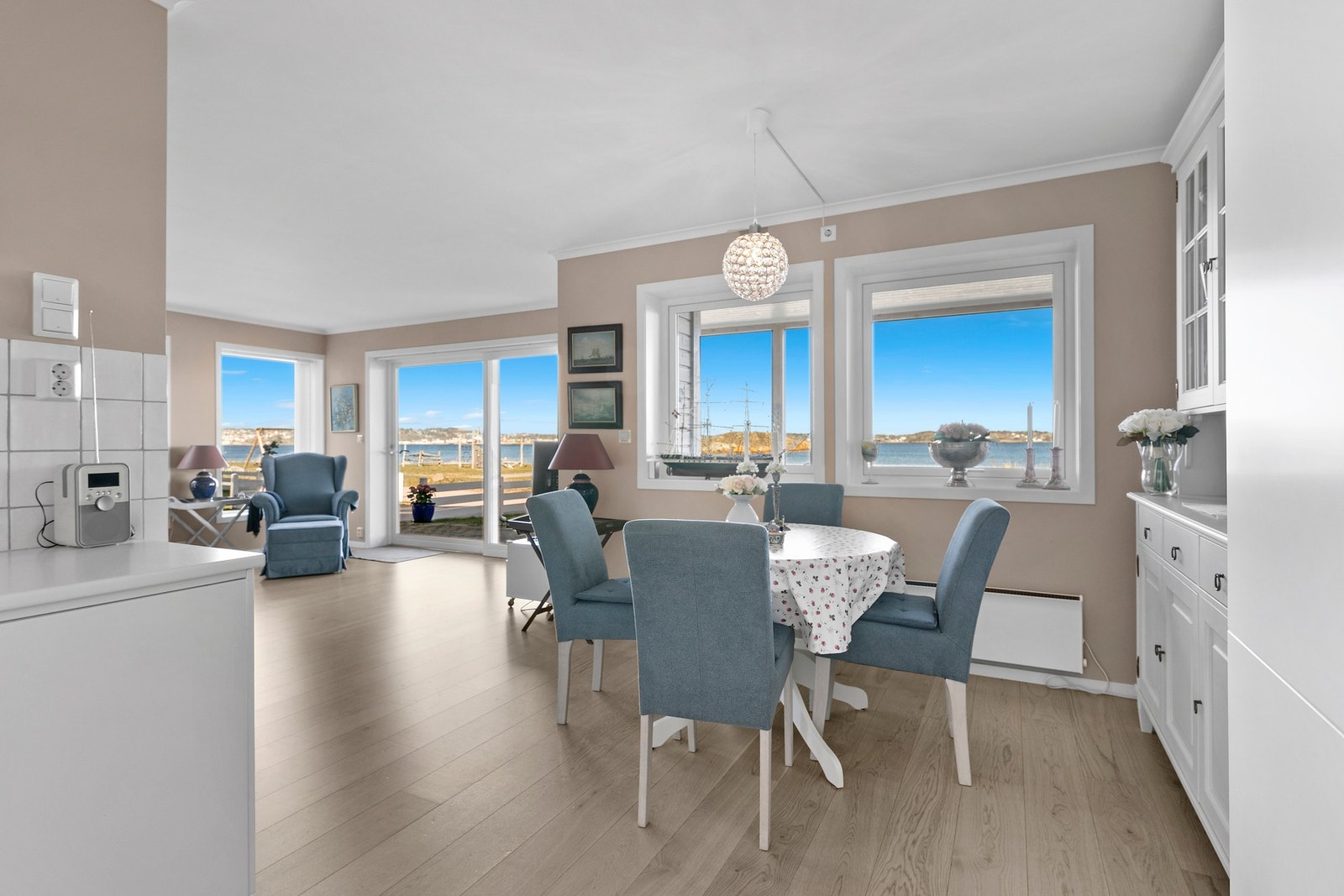 Fantastisk utsikt fra både stue og kjøkken! Galleribilde