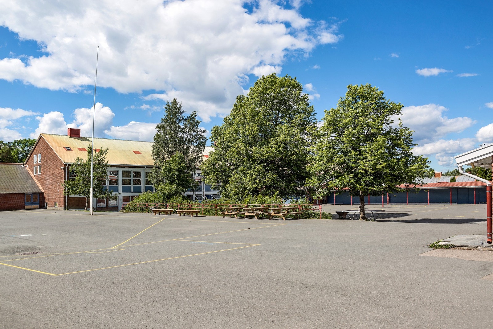 Kort gangavstand til Lambertseter skole, som leiligheten sokner til. Det er flere hyggelige barnehager i nærområdet. Galleribilde