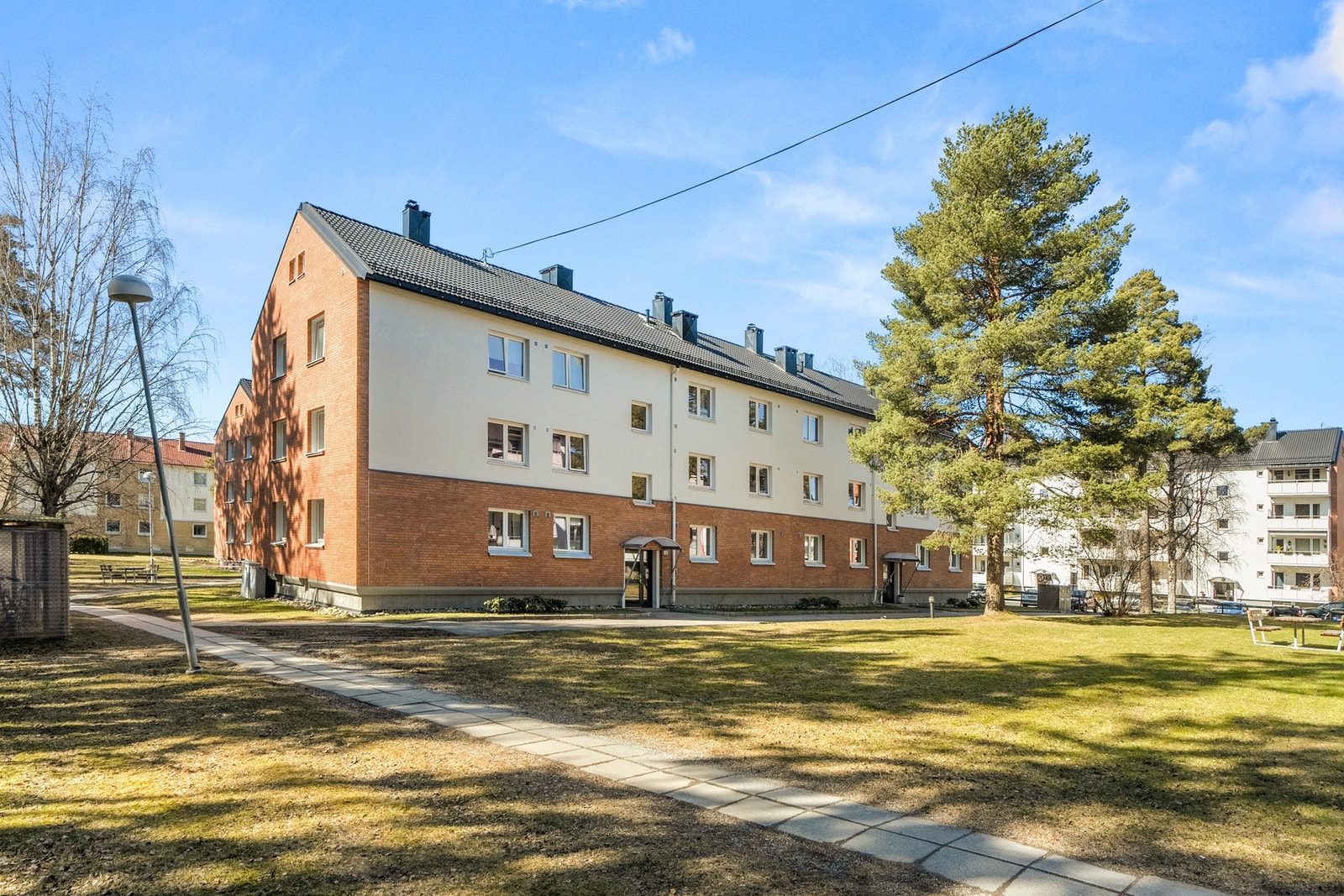 Blokken er omkranset av grønt fellesareal. Leiligheten har adkomst via få trappetrinn, noe som gjør at den passer godt for både unge og eldre, med og uten barn. Galleribilde