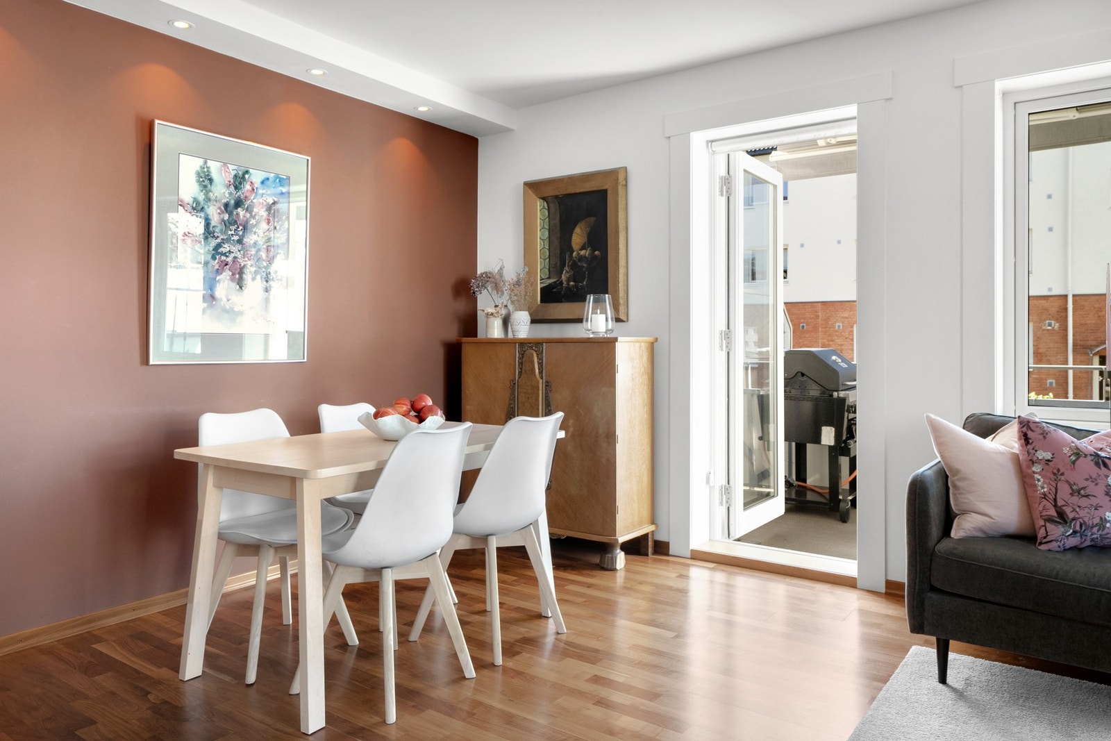 Leiligheten holder en normal god standard, med glatte veggflater. Tre-stavs parkett på gulv og downlights i himling i flere rom. Himlingshøyden er målt til ca. 2,49 m i stuen. Galleribilde