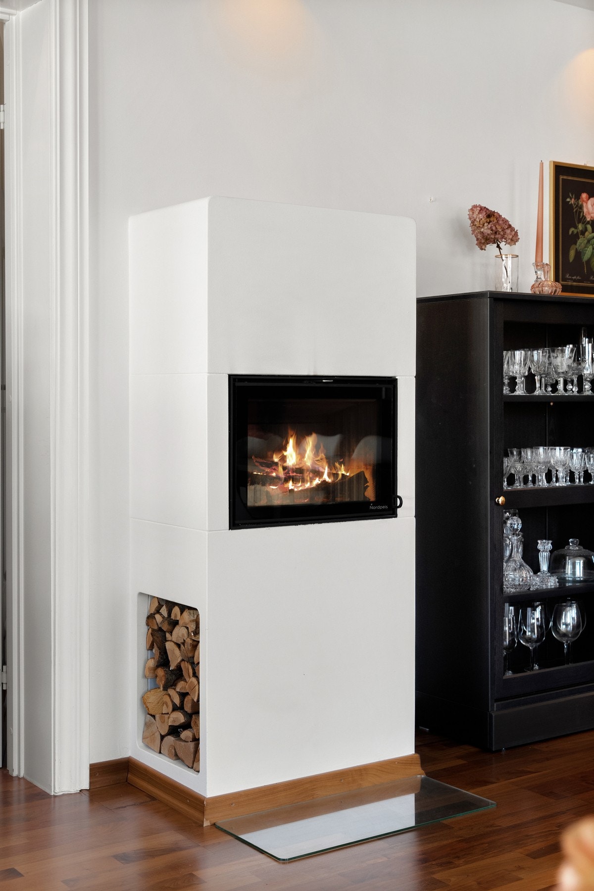 Peisovnen gir ekstra hygge og varme på kalde vinterkvelder. Delikat og praktisk nisje for lagring av ved. Galleribilde