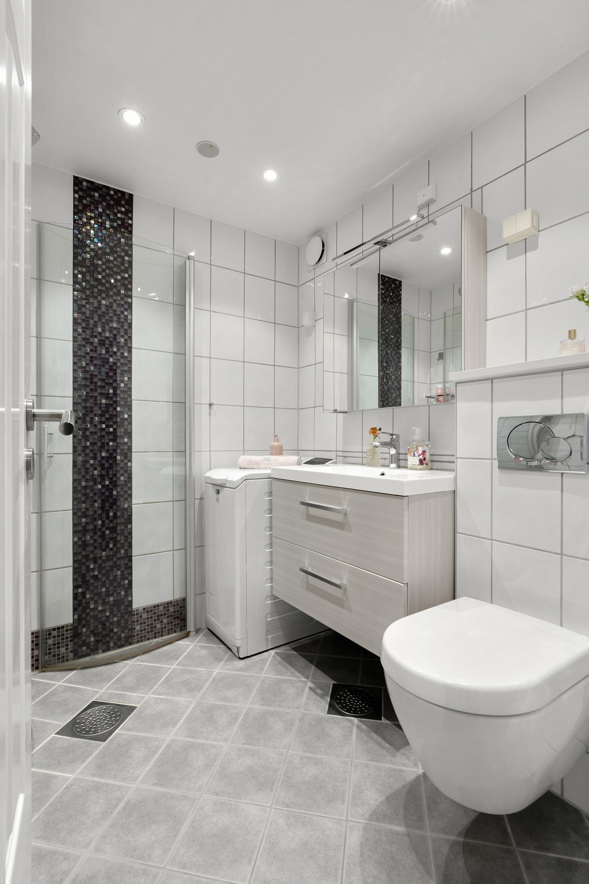 Eget dusjhjørne med svingdører i glass. Opplegg for vaskemaskin, og denne medfølger i handelen. Badet ble rehabilitert i 2009, i regi av borettslaget. Galleribilde