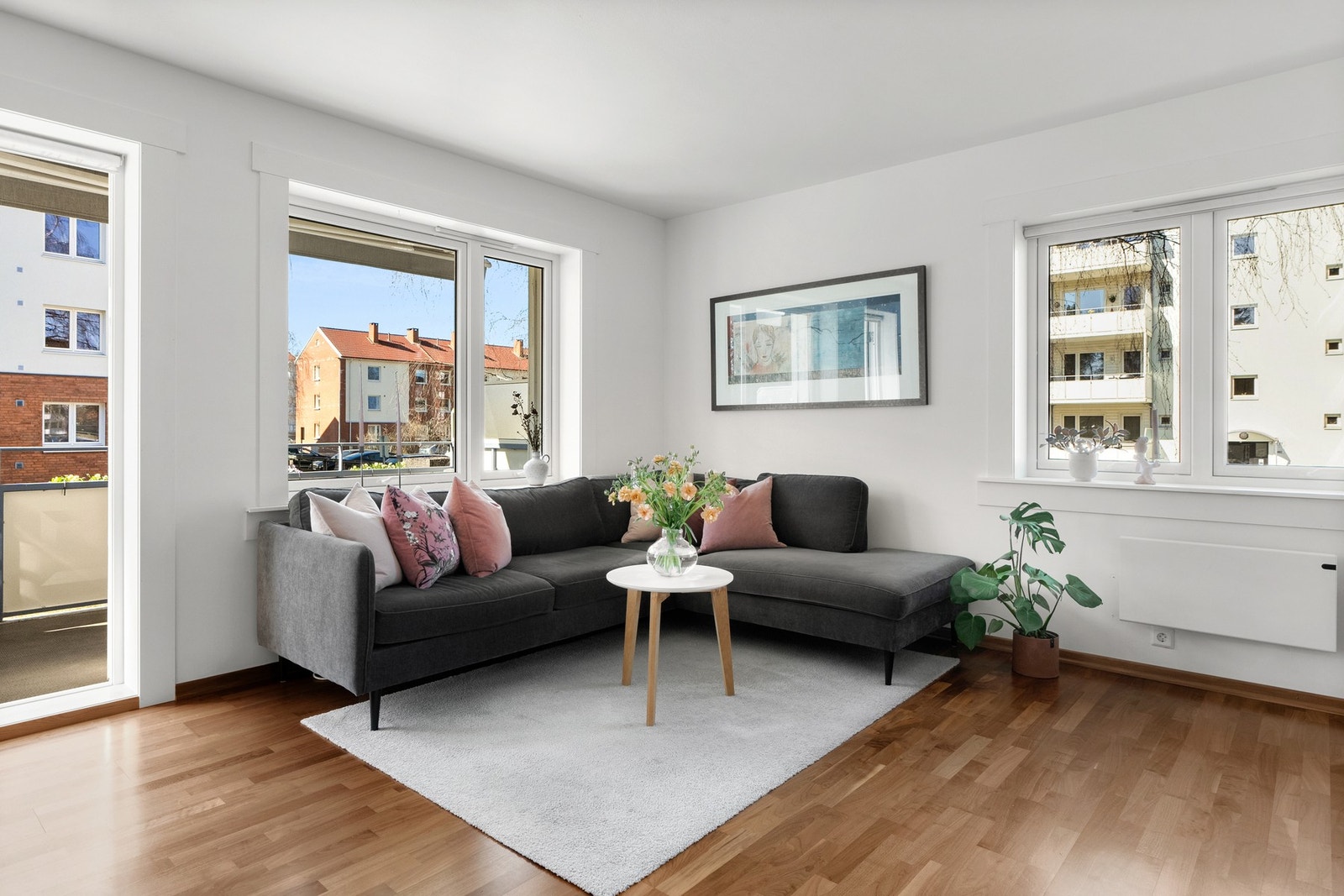 Hyggelig plass til sofagruppe. Stuen er nymalt i 2025, og fremstår lys og pen. Galleribilde