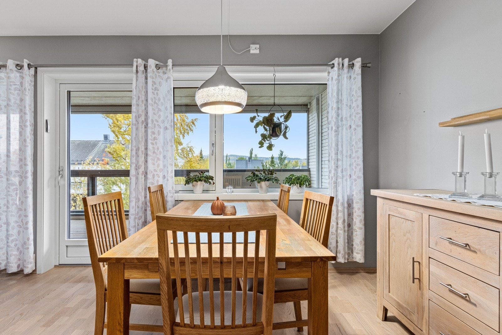 God plass for romslig spisebord ved kjøkkenet. Galleribilde