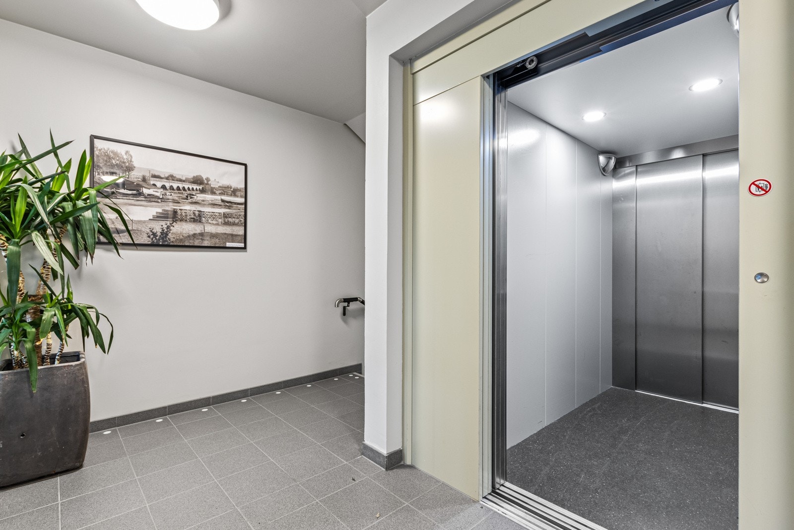 Det medfølger fast parkeringsplass i garasjekjeller med heisadkomst fra leilighetens plan. Galleribilde