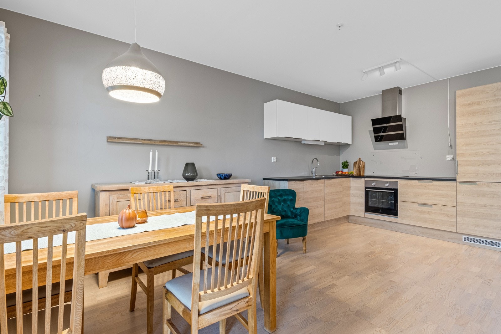 Alle rom har parkett på gulvet foruten bad og entrè som er flislagt. Galleribilde