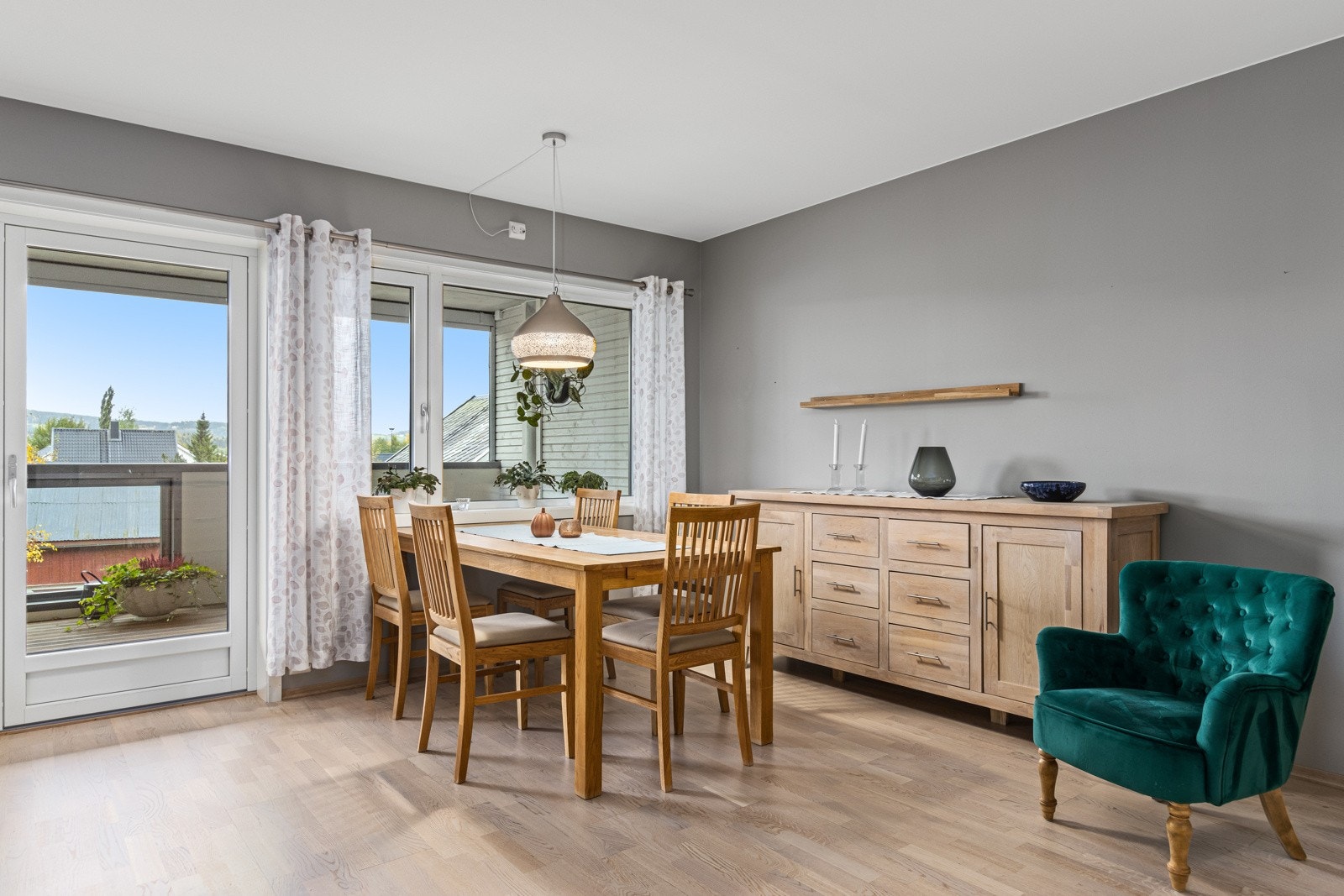 Overflater i tidsriktige og moderne farger. Galleribilde