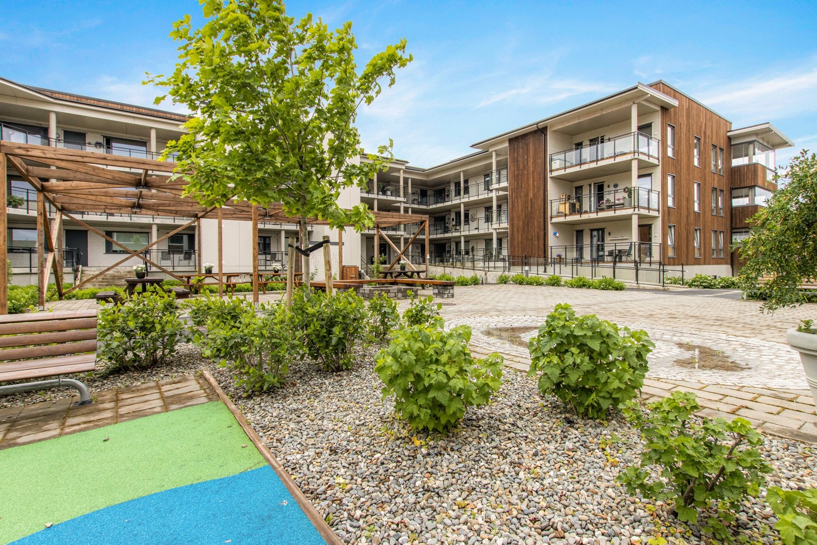 Pent opparbeidet uteområde / hage - et naturlig samlingspunkt for beboerne i Kroken Hage. Galleribilde