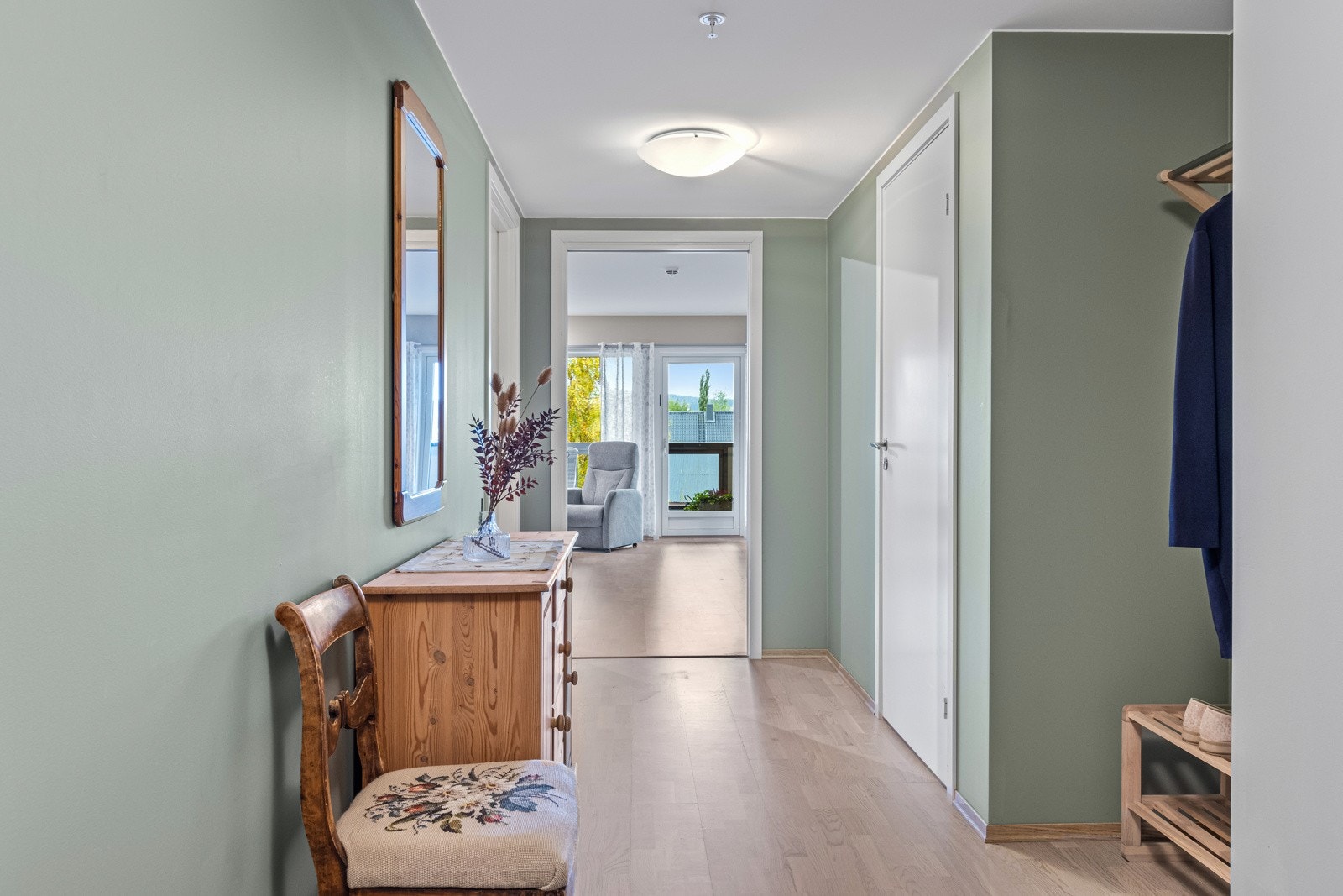 I gangen er det en praktisk nisje tilpasset for garderobe, evt. åpent med plass for oppbevaring av yttertøy og sko. Galleribilde