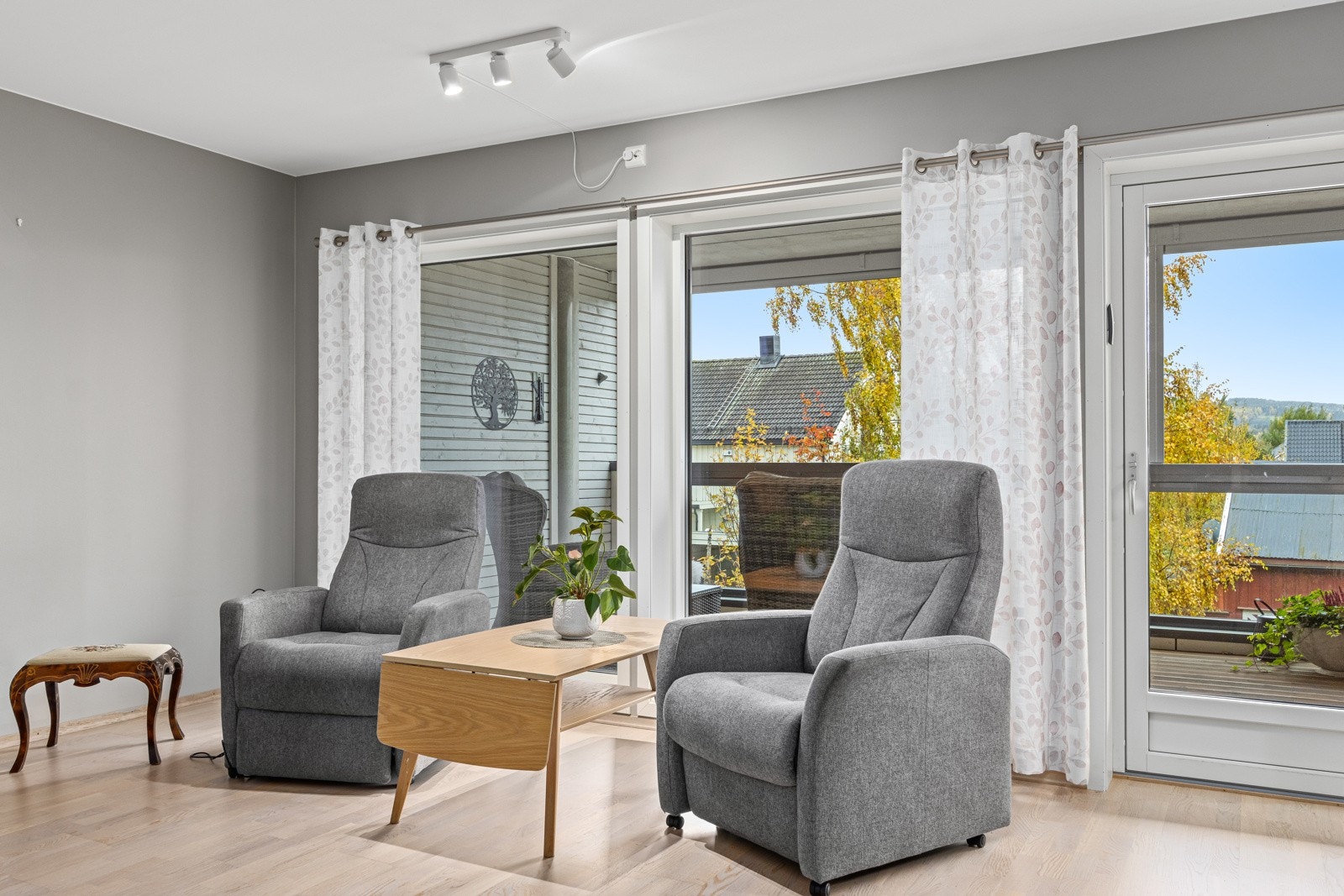 Store vinduer gir godt med naturlig lysinnslipp. Galleribilde