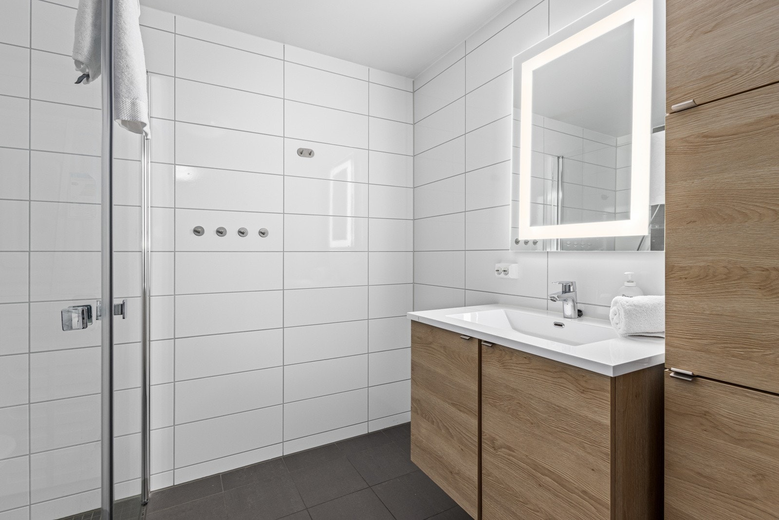 Lekkert, flislagt bad med varmekabler i gulvet. Galleribilde