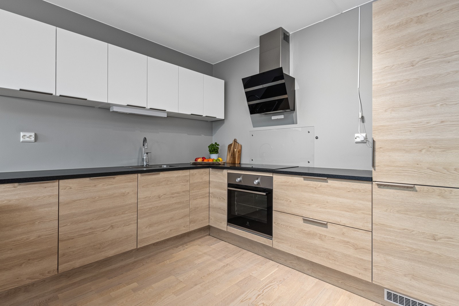 Kjøkkenet er komplett med integrerte hvitevarer - levert av Interiørsenteret på Verdal. Galleribilde