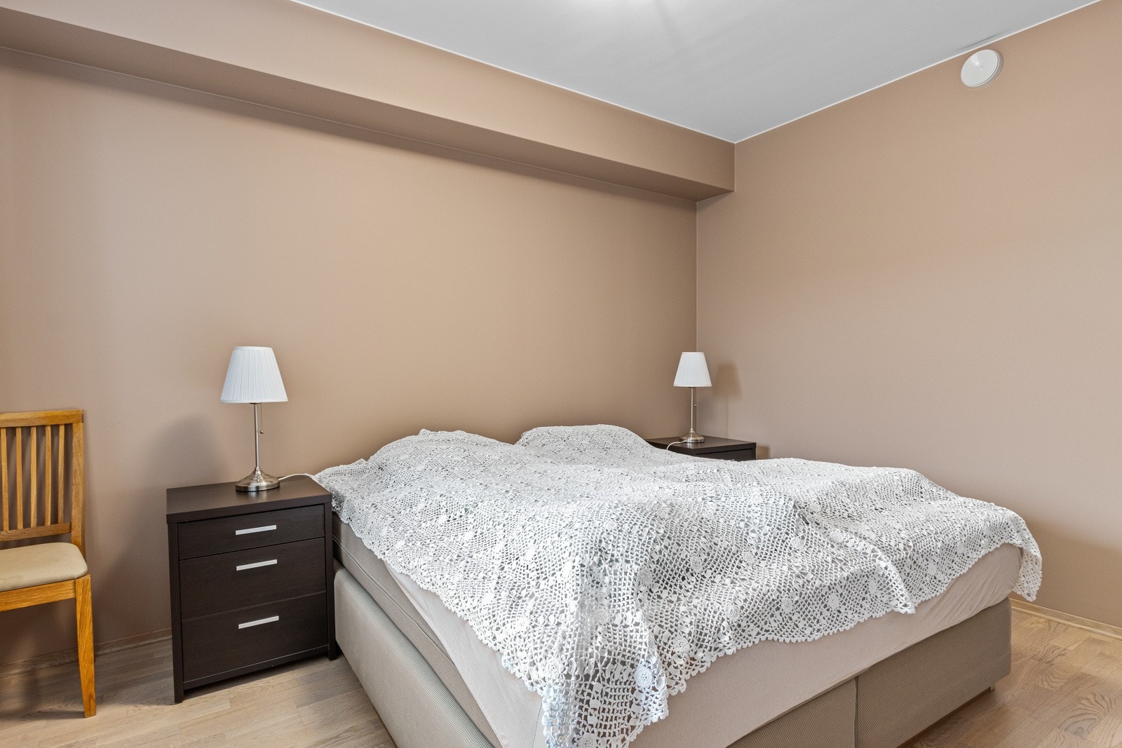 Soverommene er vendt mot svale omgivelser mot nord (svalgang). Galleribilde