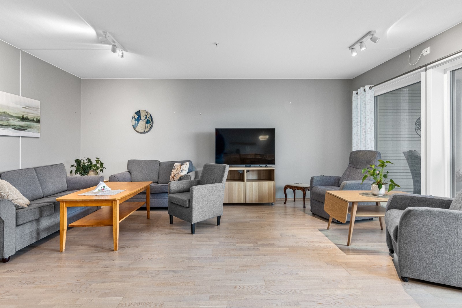 Romslig stue/kjøkkenløsning med flere møbleringsmuligheter. Galleribilde